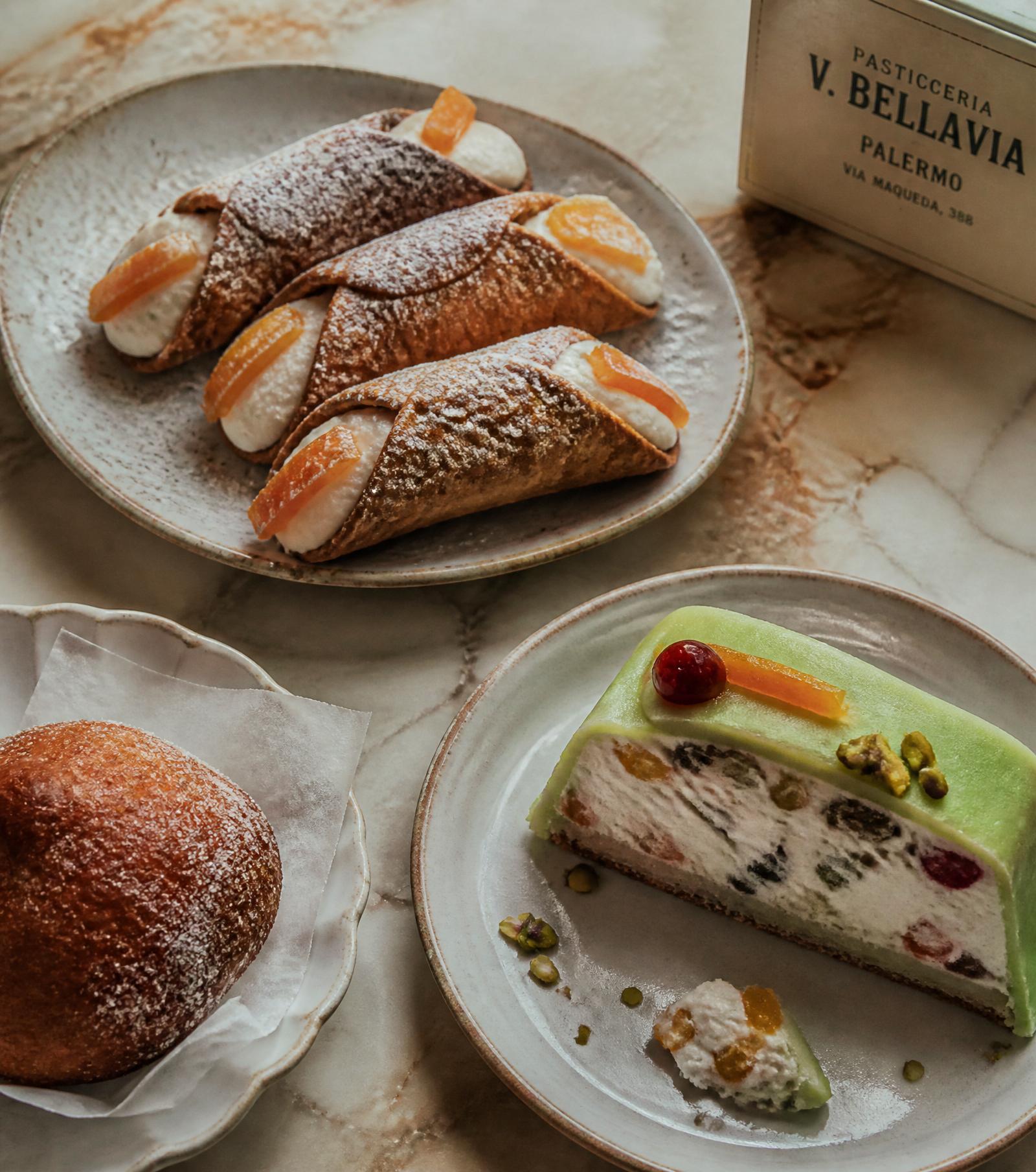 Cannoli siciliani, iris fritta e una fetta di cassata sul bancone del Bar Olga